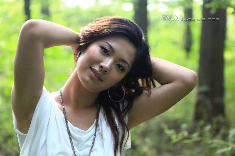 东方人,脸,头,脸颊,一个人,站,举,笑,微笑,露齿笑,横图,室外,特写,白天,正面,T恤衫,旅游,度假,草地,草坪,美景,树林,植物,项链,中国,亚洲,仅一个年轻女性,仅一个女性,仅一个人,阴影,朦胧,模糊,光线,影子,景观,倾斜,T恤,注视,黄种人,娱乐,山东,装饰品,草,树,树木,绿色,白色,阳光,自然,饰品,首饰,观察,看,托,站着,享受,休闲,景色,放松,生长,成长,观看,察看,双手抱头,关注,自然风光,东亚,山东省,日照,中华人民共和国,华东地区,鲁,日照市,鲁南海滨国家森林公园,年轻女性,女人,女性,亚洲人,头部,长发,卷发,脸部,脸蛋,面部,举起,举手,举着,向上举,向上伸,向上托,站立,半身,彩图,rzwdb1