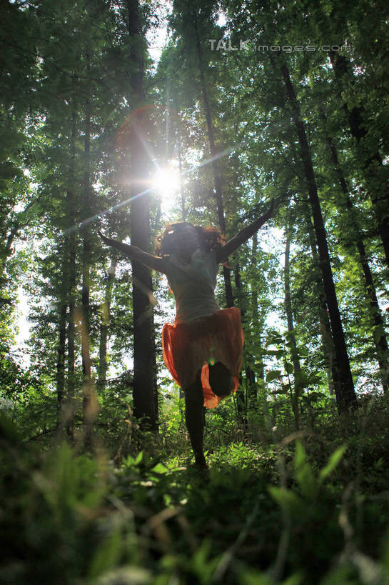 东方人,一个人,跳,举,伸展双臂,笑,微笑,露齿笑,竖图,室外,白天,仰视,裙子,T恤衫,旅游,度假,草地,草坪,美景,树林,植物,项链,中国,亚洲,仅一个年轻女性,仅一个女性,仅一个人,阴影,朦胧,模糊,光线,影子,景观,半空,背光,T恤,注视,黄种人,娱乐,长裙,山东,装饰品,草,树,树木,绿色,白色,阳光,自然,饰品,首饰,观察,看,托,享受,休闲,橙色,景色,放松,生长,成长,观看,半身裙,察看,关注,自然风光,逆光,东亚,山东省,日照,中华人民共和国,华东地区,鲁,日照市,鲁南海滨国家森林公园,年轻女性,女人,女性,亚洲人,长发,卷发,敞开双臂,举起,举手,举着,伸开双臂,跳跃,向上举,向上伸,向上托,展开双肩,张开手臂,张开双臂,彩图,低角度拍摄,全身,rzwdb1