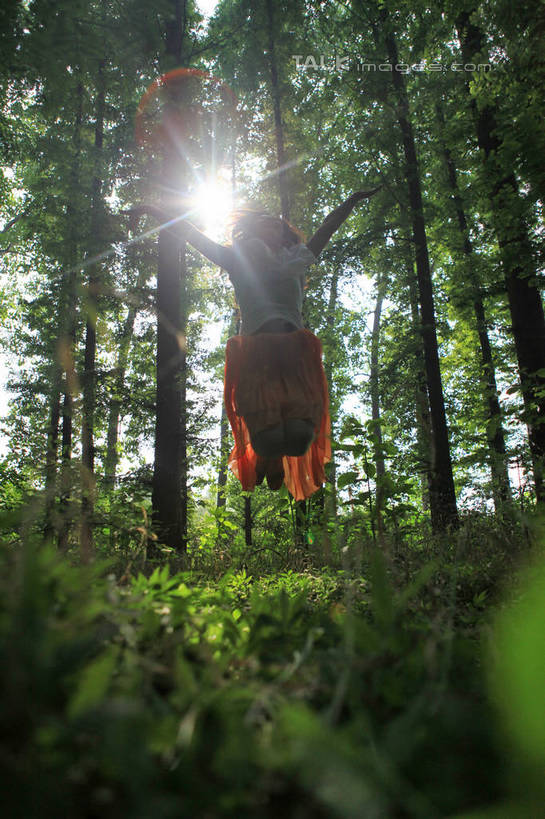 东方人,一个人,跳,举,伸展双臂,笑,微笑,露齿笑,竖图,室外,白天,仰视,裙子,T恤衫,旅游,度假,草地,草坪,美景,树林,植物,项链,中国,亚洲,仅一个年轻女性,仅一个女性,仅一个人,阴影,朦胧,模糊,光线,影子,景观,半空,背光,T恤,注视,黄种人,娱乐,长裙,山东,装饰品,草,树,树木,绿色,白色,阳光,自然,饰品,首饰,观察,看,托,享受,休闲,橙色,景色,放松,生长,成长,观看,半身裙,察看,关注,自然风光,逆光,东亚,山东省,日照,中华人民共和国,华东地区,鲁,日照市,鲁南海滨国家森林公园,年轻女性,女人,女性,亚洲人,长发,卷发,敞开双臂,举起,举手,举着,伸开双臂,跳跃,向上举,向上伸,向上托,展开双肩,张开手臂,张开双臂,彩图,低角度拍摄,全身,rzwdb1