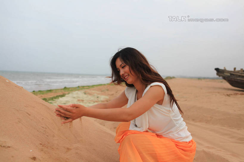 东方人,一个人,蹲,举,捧,笑,微笑,露齿笑,横图,室外,白天,侧面,裙子,T恤衫,旅游,度假,海浪,海洋,美景,沙滩,项链,中国,亚洲,仅一个年轻女性,仅一个女性,仅一个人,沙子,海岸,景观,浪花,沙地,T恤,注视,黄种人,娱乐,长裙,山东,装饰品,蓝色,白色,蓝天,天空,自然,海水,饰品,首饰,天,观察,看,托,享受,休闲,橙色,景色,放松,晴朗,观看,半身裙,察看,关注,自然风光,海景,东亚,山东省,日照,万里无云,中华人民共和国,华东地区,鲁,日照市,鲁南海滨国家森林公园,年轻女性,女人,女性,亚洲人,长发,卷发,大海,风浪,海,海水的波动,海滩,近岸浪,涌浪,晴空,晴空万里,端,端着,蹲着,举起,举手,举着,捧着,手捧,向上举,向上伸,向上托,半身,彩图,rzwdb1