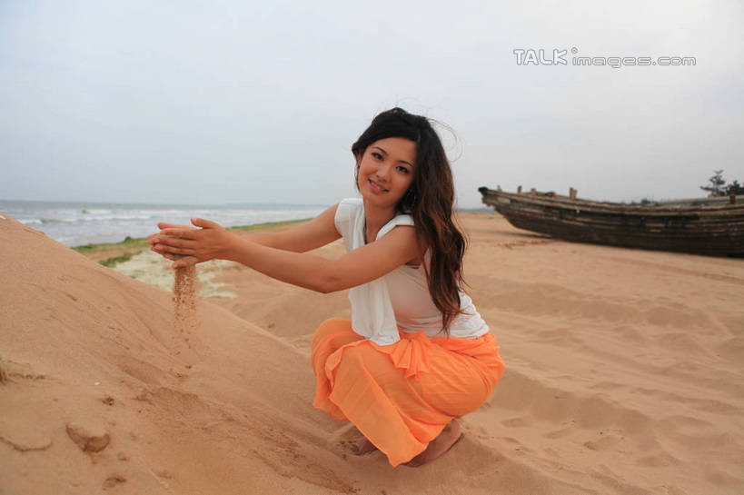 东方人,一个人,蹲,举,捧,笑,微笑,露齿笑,横图,室外,白天,侧面,裙子,T恤衫,旅游,度假,海浪,海洋,美景,沙滩,项链,中国,亚洲,仅一个年轻女性,仅一个女性,仅一个人,沙子,海岸,景观,浪花,沙地,T恤,扭头,注视,黄种人,娱乐,长裙,山东,装饰品,蓝色,白色,蓝天,天空,自然,海水,饰品,首饰,天,观察,看,托,转头,享受,休闲,橙色,景色,放松,晴朗,观看,半身裙,察看,关注,自然风光,海景,东亚,山东省,日照,万里无云,中华人民共和国,华东地区,鲁,日照市,鲁南海滨国家森林公园,年轻女性,女人,女性,亚洲人,长发,卷发,大海,风浪,海,海水的波动,海滩,近岸浪,涌浪,晴空,晴空万里,端,端着,蹲着,举起,举手,举着,捧着,手捧,向上举,向上伸,向上托,彩图,全身,rzwdb1