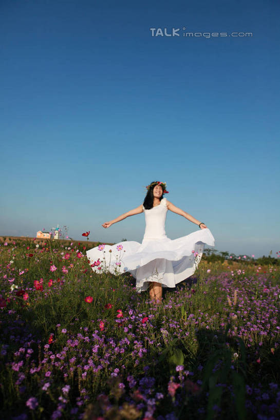 东方人,一个人,站,笑,微笑,露齿笑,竖图,室外,白天,正面,裙子,旅游,度假,草地,草坪,花海,花圃,美景,植物,叶子,中国,亚洲,仅一个年轻女性,仅一个女性,仅一个人,许多,阴影,连衣裙,装饰,盛开,光线,花环,影子,景观,绿叶,非洲菊,花蕾,注视,旋转,黄种人,娱乐,山东,草,花,花瓣,花朵,花卉,鲜花,红色,蓝色,绿色,紫色,白色,蓝天,天空,阳光,自然,饰品,手链,花丛,花田,天,花苞,花蕊,观察,看,站着,享受,休闲,嫩叶,菊花,景色,放松,生长,晴朗,成长,观看,华丽,修饰,点缀,察看,关注,自然风光,东亚,山东省,日照,万里无云,中华人民共和国,华东地区,扶郎花,灯盏花,千日菊,衬托,美观,雅致,雅观,鲁,日照市,花仙子风景区,年轻女性,女人,女性,亚洲人,叶,叶片,晴空,晴空万里,站立,彩图,全身,rzwdb1