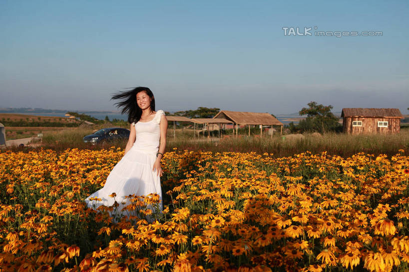 东方人,一个人,站,笑,微笑,露齿笑,横图,室外,白天,正面,裙子,旅游,度假,草地,草坪,花海,花圃,美景,植物,叶子,中国,亚洲,仅一个年轻女性,仅一个女性,仅一个人,许多,握,阴影,连衣裙,装饰,盛开,光线,影子,景观,绿叶,拿,花蕾,拿着,注视,黄种人,娱乐,山东,草,花,花瓣,花朵,花卉,鲜花,黄色,红色,蓝色,绿色,紫色,白色,蓝天,天空,阳光,自然,饰品,手链,花丛,花田,天,花苞,花蕊,低头,观察,看,站着,享受,休闲,嫩叶,菊花,景色,放松,握着,生长,晴朗,成长,观看,华丽,修饰,点缀,察看,关注,自然风光,东亚,山东省,日照,金光菊,万里无云,中华人民共和国,华东地区,衬托,美观,雅致,雅观,鲁,日照市,臭菊,黑眼菊,花仙子风景区,年轻女性,女人,女性,亚洲人,叶,叶片,晴空,晴空万里,站立,彩图,全身,rzwdb1