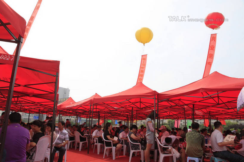 东方人,家,站,坐,横图,室外,白天,正面,度假,美景,植物,城市风光,城市,道路,路,公路,中国,亚洲,阴影,装饰,光线,影子,遮阳伞,塑料,房屋,屋子,景观,横幅,地面,交通,许多人,黄种人,娱乐,山东,楼房,住宅,树,树木,红色,绿色,天空,阳光,自然,气球,塑料制品,天,站着,一群人,享受,休闲,橡胶,景色,放松,金融,生长,经济,成长,飘浮,华丽,修饰,点缀,购买,房地产,橡胶制品,东亚,发展,山东省,日照,中华人民共和国,华东地区,衬托,美观,雅致,雅观,鲁,日照市,回暖,楼市,男人,男性,年轻男性,年轻女性,女人,女性,亚洲人,马路,站立,坐着,半身,彩图,房子,rzwdb1