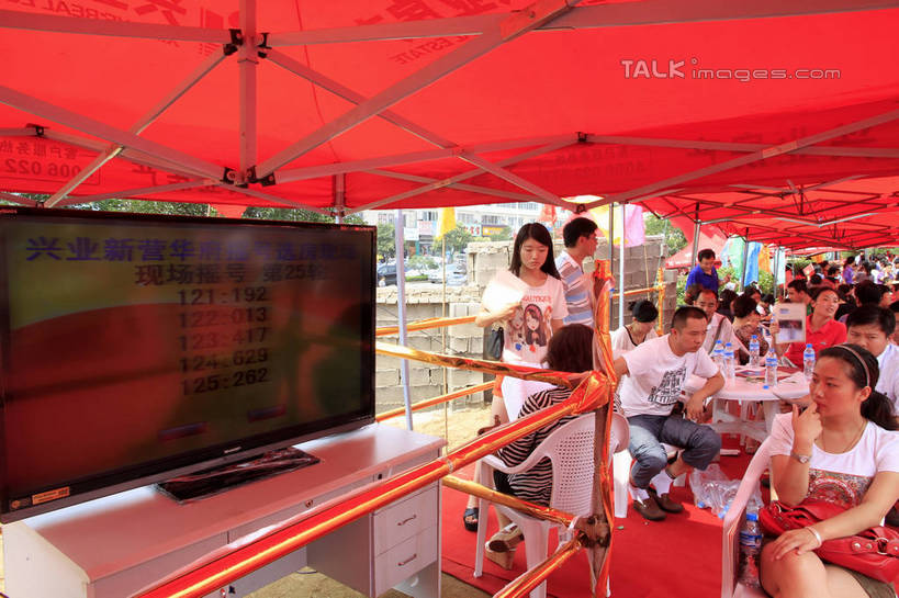 东方人,家,站,坐,横图,室外,白天,正面,度假,显示器,美景,植物,城市风光,城市,道路,路,公路,中国,亚洲,阴影,装饰,光线,标志,屏幕,数字,文字,影子,遮阳伞,字符,塑料,房屋,屋子,景观,横幅,地面,交通,许多人,黄种人,娱乐,标识,显示屏,山东,楼房,住宅,树,树木,红色,绿色,天空,阳光,自然,气球,塑料制品,天,站着,一群人,享受,休闲,橡胶,景色,放松,金融,阿拉伯数字,生长,经济,成长,飘浮,华丽,修饰,点缀,购买,房地产,橡胶制品,输出设备,东亚,发展,山东省,日照,中华人民共和国,华东地区,衬托,美观,雅致,雅观,鲁,日照市,回暖,楼市,男人,男性,年轻男性,年轻女性,女人,女性,亚洲人,马路,站立,坐着,半身,彩图,房子,rzwdb1