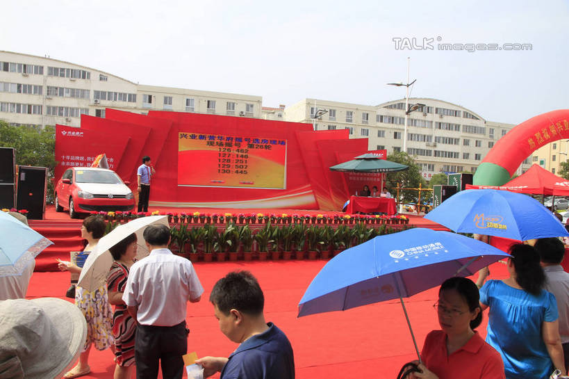 东方人,舞台,家,站,横图,室外,白天,度假,显示器,美景,植物,城市风光,城市,道路,路,公路,中国,亚洲,一排,许多,阴影,整齐,装饰,光线,标志,盆栽,屏幕,伞,数字,文字,影子,遮阳伞,字符,塑料,房屋,屋子,景观,横幅,盆景,地面,交通,许多人,黄种人,娱乐,标识,显示屏,阳伞,山东,楼房,住宅,树,树木,排列,背面,红色,绿色,天空,阳光,自然,气球,塑料制品,天,站着,一群人,享受,休闲,橡胶,景色,放松,金融,阿拉伯数字,生长,经济,成长,飘浮,华丽,修饰,点缀,队列,购买,房地产,橡胶制品,输出设备,东亚,发展,山东省,日照,中华人民共和国,华东地区,衬托,美观,雅致,雅观,鲁,日照市,回暖,楼市,男人,男性,年轻男性,年轻女性,女人,女性,亚洲人,马路,表演台,站立,半身,彩图,房子,rzwdb1