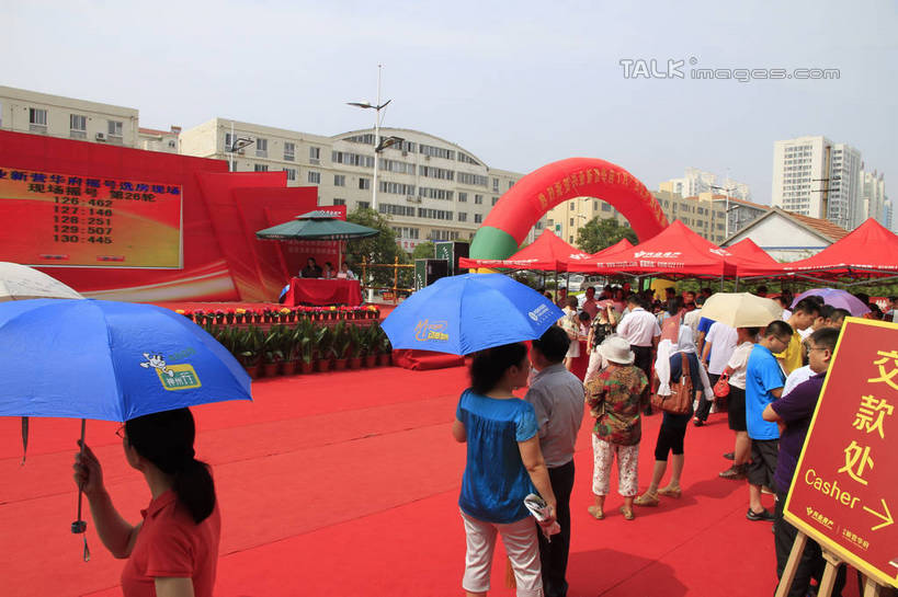 东方人,舞台,家,站,横图,室外,白天,度假,显示器,美景,植物,城市风光,城市,道路,路,公路,中国,亚洲,一排,许多,阴影,整齐,装饰,光线,标志,盆栽,屏幕,伞,数字,文字,影子,遮阳伞,字符,塑料,房屋,屋子,景观,横幅,盆景,地面,交通,许多人,黄种人,娱乐,标识,显示屏,阳伞,山东,楼房,住宅,树,树木,排列,背面,红色,绿色,天空,阳光,自然,气球,塑料制品,天,站着,一群人,享受,休闲,橡胶,景色,放松,金融,阿拉伯数字,生长,经济,成长,飘浮,华丽,修饰,点缀,队列,购买,房地产,橡胶制品,输出设备,东亚,发展,山东省,日照,中华人民共和国,华东地区,衬托,美观,雅致,雅观,鲁,日照市,回暖,楼市,男人,男性,年轻男性,年轻女性,女人,女性,亚洲人,马路,表演台,站立,半身,彩图,房子,rzwdb1
