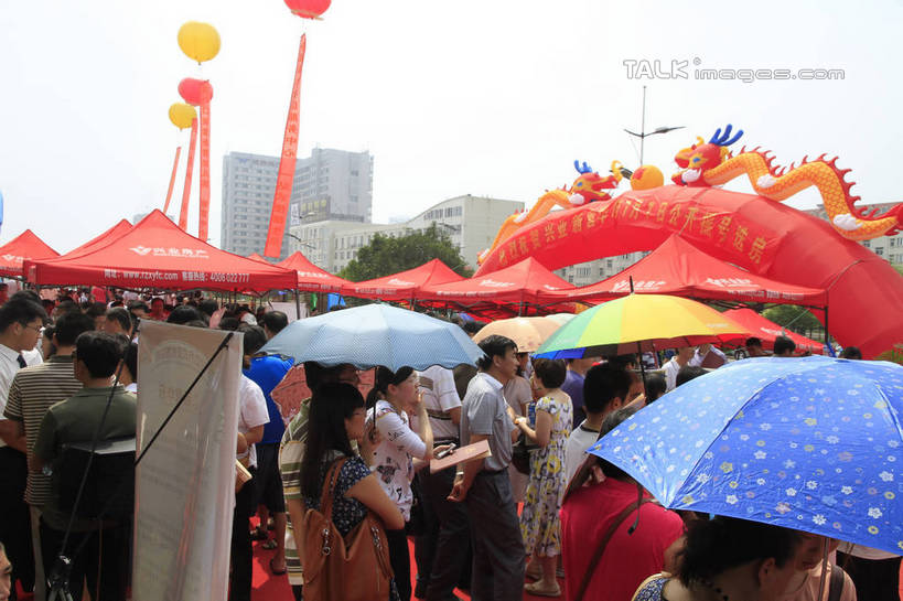 东方人,家,站,横图,室外,白天,度假,显示器,美景,植物,城市风光,城市,道路,路,公路,中国,亚洲,阴影,装饰,光线,标志,屏幕,伞,数字,文字,影子,遮阳伞,字符,塑料,房屋,屋子,景观,横幅,地面,交通,许多人,黄种人,娱乐,标识,显示屏,阳伞,山东,楼房,住宅,树,树木,背面,红色,绿色,天空,阳光,自然,气球,塑料制品,天,站着,一群人,享受,休闲,橡胶,景色,放松,金融,阿拉伯数字,生长,经济,成长,飘浮,华丽,修饰,点缀,购买,房地产,橡胶制品,输出设备,东亚,发展,山东省,日照,中华人民共和国,华东地区,衬托,美观,雅致,雅观,鲁,日照市,回暖,楼市,男人,男性,年轻男性,年轻女性,女人,女性,亚洲人,马路,站立,半身,彩图,房子,rzwdb1