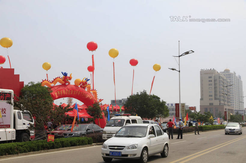 家,站,横图,室外,白天,正面,度假,美景,植物,城市风光,城市,道路,路,路灯,公路,汽车,照明,中国,亚洲,三辆,阴影,装饰,光线,标志,文字,影子,字符,塑料,房屋,屋子,景观,横幅,灯光,分界线,地面,停车线,交通,许多人,娱乐,标识,山东,楼房,住宅,车,灯,树,树木,红色,绿色,天空,阳光,自然,气球,塑料制品,交通工具,轿车,天,行驶,站着,一群人,享受,休闲,汉字,橡胶,景色,放松,金融,生长,经济,成长,飘浮,车行道,车行道分界线,华丽,修饰,照亮,点缀,照明设备,中文,载具,房地产,标线,橡胶制品,东亚,发展,车行线,山东省,日照,中华人民共和国,华东地区,衬托,美观,雅致,雅观,国文,华文,鲁,日照市,回暖,楼市,男人,男性,年轻男性,年轻女性,女人,女性,马路,站立,彩图,全身,房子,rzwdb1