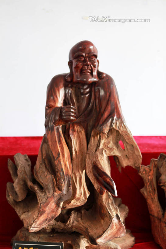 东方人,一个人,无人,和尚,站,举,竖图,室内,白天,正面,静物,雕塑,亚洲,仅一个男性,仅一个人,仅一个中年男性,阴影,节日,艺术,装饰,光线,光泽,木制,雕刻,雕像,佛像,影子,墙,棕色,织物,光芒,注视,黄种人,文化,墙壁,墙面,红色,白色,阳光,木制品,工艺品,观察,看,祈祷,托,站着,健康,展示,许愿,宗教,根雕,佛教,信仰,观看,纪念,展览,支撑,祈求,美术,察看,关注,主题,陈列,罗汉,功能,美学,释教,阿罗汉,看门罗汉,十八罗汉,注茶半托迦,注茶半托迦尊者,绒布,平安,男人,男性,中年男性,亚洲人,比丘,高僧,僧,僧侣,僧人,沙弥,修行僧,举起,举手,举着,向上举,向上伸,向上托,站立,半身,彩图,rzwdb1