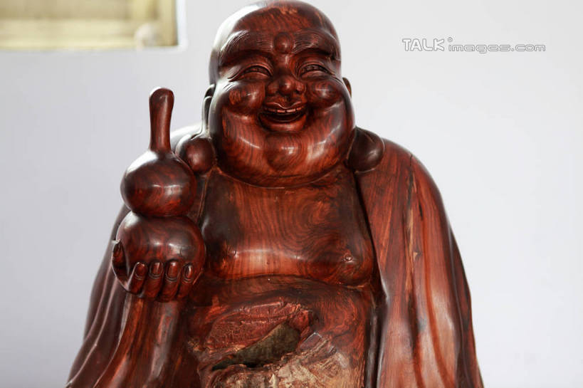东方人,一个人,无人,和尚,站,举,笑,微笑,露齿笑,横图,室内,白天,正面,静物,雕塑,亚洲,仅一个男性,仅一个人,仅一个中年男性,阴影,节日,艺术,装饰,光线,光泽,木制,雕刻,雕像,佛像,葫芦,影子,墙,棕色,织物,光芒,黄种人,文化,墙壁,墙面,红色,白色,阳光,木制品,工艺品,祈祷,托,站着,健康,展示,许愿,宗教,根雕,佛教,信仰,纪念,展览,支撑,祈求,美术,主题,陈列,罗汉,功能,美学,释教,阿罗汉,欢喜罗汉,迦诺迦代蹉尊者,十八罗汉,喜庆罗汉,绒布,平安,男人,男性,中年男性,亚洲人,比丘,高僧,僧,僧侣,僧人,沙弥,修行僧,举起,举手,举着,向上举,向上伸,向上托,站立,半身,彩图,rzwdb1