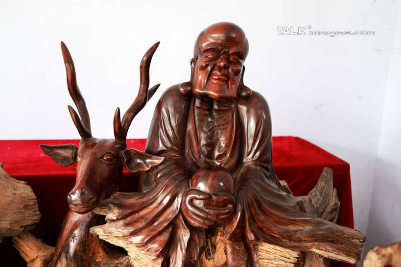 东方人,一个人,无人,和尚,横图,室内,白天,正面,静物,雕塑,亚洲,仅一个男性,仅一个人,仅一个中年男性,阴影,节日,艺术,装饰,光线,光泽,木制,雕刻,雕像,佛像,影子,墙,棕色,织物,光芒,黄种人,文化,墙壁,墙面,红色,白色,阳光,木制品,工艺品,祈祷,健康,展示,许愿,宗教,根雕,佛教,信仰,纪念,展览,支撑,祈求,美术,主题,陈列,罗汉,功能,美学,释教,阿罗汉,宾度罗,十八罗汉,坐鹿罗汉,绒布,平安,男人,男性,中年男性,亚洲人,比丘,高僧,僧,僧侣,僧人,沙弥,修行僧,半身,彩图,rzwdb1