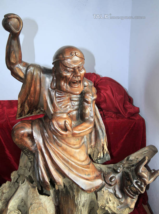 东方人,一个人,无人,和尚,站,举,竖图,室内,白天,正面,成功,静物,雕塑,亚洲,仅一个男性,仅一个人,仅一个中年男性,一条,阴影,节日,艺术,装饰,光线,光泽,木制,龙,雕刻,雕像,佛像,影子,墙,棕色,织物,光芒,黄种人,文化,墙壁,墙面,红色,白色,阳光,木制品,工艺品,祈祷,托,站着,健康,展示,许愿,宗教,根雕,佛教,信仰,纪念,展览,支撑,祈求,美术,高贵,主题,图腾,传说,陈列,罗汉,功能,美学,祥瑞,灵兽,权势,尊荣,释教,阿罗汉,迦叶,迦叶尊者,降龙罗汉,摩诃迦叶,十八罗汉,降伏,绒布,平安,幸运,男人,男性,中年男性,亚洲人,比丘,高僧,僧,僧侣,僧人,沙弥,修行僧,举起,举手,举着,向上举,向上伸,向上托,站立,半身,彩图,rzwdb1