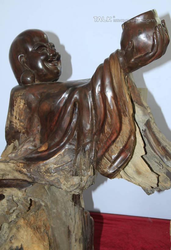 东方人,一个人,无人,和尚,坐,举,笑,微笑,露齿笑,竖图,室内,白天,侧面,静物,雕塑,亚洲,仅一个男性,仅一个人,仅一个中年男性,阴影,节日,艺术,装饰,光线,光泽,木制,雕刻,雕像,佛像,影子,墙,棕色,织物,光芒,钵,注视,黄种人,文化,墙壁,墙面,红色,白色,阳光,木制品,容器,工艺品,观察,看,祈祷,托,健康,展示,许愿,宗教,根雕,佛教,信仰,观看,纪念,储藏,展览,支撑,祈求,美术,察看,储存,关注,主题,陈列,罗汉,功能,美学,释教,阿罗汉,举钵罗汉,十八罗汉,绒布,平安,男人,男性,中年男性,亚洲人,比丘,高僧,僧,僧侣,僧人,沙弥,修行僧,举起,举手,举着,向上举,向上伸,向上托,坐着,半身,彩图,贮存,rzwdb1