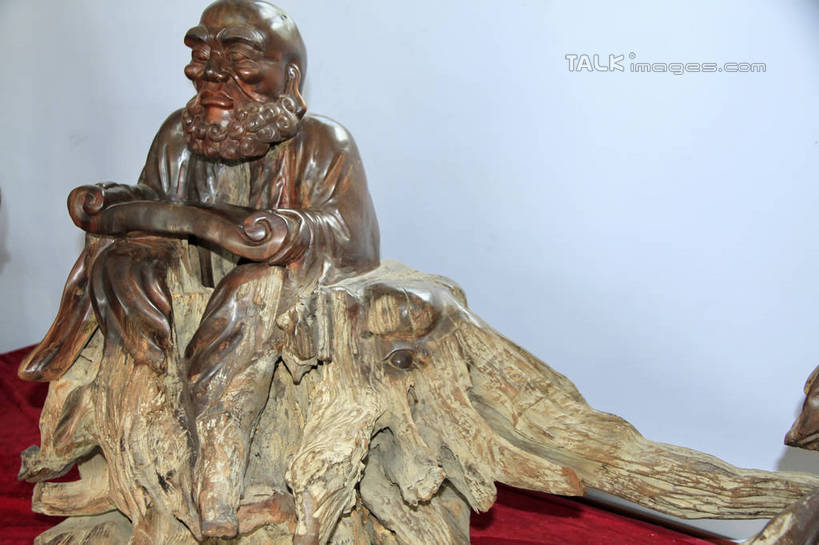 东方人,一个人,无人,和尚,坐,捧,横图,室内,白天,正面,哺乳动物,大象,野生动物,静物,雕塑,亚洲,仅一个男性,仅一个人,仅一个中年男性,一头,阴影,节日,艺术,装饰,光线,光泽,木制,雕刻,雕像,佛像,影子,墙,棕色,织物,光芒,黄种人,文化,墙壁,墙面,红色,白色,阳光,动物,木制品,工艺品,祈祷,健康,展示,许愿,宗教,根雕,佛教,信仰,纪念,展览,支撑,祈求,美术,主题,经书,陈列,罗汉,功能,美学,释教,经籍,阿罗汉,迦理迦尊者,骑象罗汉,十八罗汉,绒布,平安,男人,男性,中年男性,亚洲人,象,比丘,高僧,僧,僧侣,僧人,沙弥,修行僧,端,端着,捧着,手捧,坐着,半身,彩图,rzwdb1