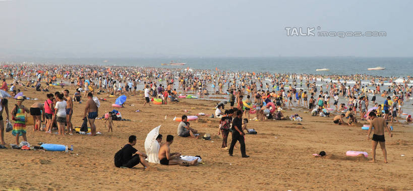 东方人,站,坐,横图,室外,白天,正面,度假,海浪,海洋,美景,沙滩,城市风光,城市,中国,亚洲,阴影,光线,沙子,影子,海岸,景观,浪花,沙地,许多人,黄种人,娱乐,山东,蓝色,蓝天,天空,阳光,海水,天,站着,一群人,享受,休闲,游玩,景色,放松,晴朗,浴场,海滨,海景,东亚,山东省,日照,万里无云,中华人民共和国,华东地区,鲁,日照市,顽耍,海滨浴场,男人,男性,年轻男性,年轻女性,女人,女性,亚洲人,大海,风浪,海,海水的波动,海滩,近岸浪,涌浪,晴空,晴空万里,玩耍,站立,坐着,半身,彩图,rzwdb1