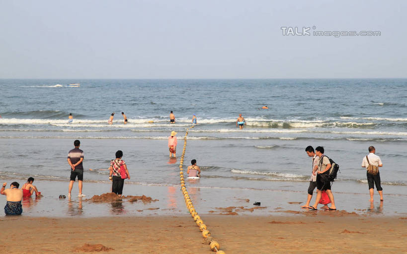 东方人,站,坐,横图,室外,白天,正面,度假,海浪,海洋,美景,沙滩,城市风光,城市,中国,亚洲,阴影,漂浮,光线,沙子,影子,海岸,景观,浪花,沙地,许多人,黄种人,娱乐,山东,黄色,蓝色,蓝天,天空,阳光,海水,天,站着,一群人,享受,休闲,游玩,景色,放松,浮标,晴朗,浴场,海滨,海景,东亚,山东省,日照,万里无云,中华人民共和国,华东地区,鲁,日照市,顽耍,海滨浴场,男人,男性,年轻男性,年轻女性,女人,女性,亚洲人,大海,风浪,海,海水的波动,海滩,近岸浪,涌浪,晴空,晴空万里,玩耍,站立,坐着,半身,彩图,rzwdb1