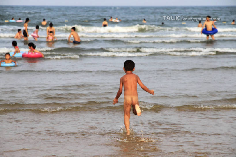 东方人,站,坐,横图,室外,白天,正面,度假,海浪,海洋,美景,沙滩,城市风光,城市,中国,亚洲,奔驰,阴影,光线,沙子,影子,海岸,景观,浪花,沙地,许多人,黄种人,娱乐,山东,裸露,蓝色,蓝天,天空,阳光,海水,天,奔跑,站着,一群人,享受,休闲,游玩,景色,放松,晴朗,浴场,海滨,裸,海景,东亚,山东省,日照,万里无云,中华人民共和国,华东地区,鲁,日照市,顽耍,海滨浴场,男人,男性,年轻男性,年轻女性,女人,女性,亚洲人,大海,风浪,海,海水的波动,海滩,近岸浪,涌浪,晴空,晴空万里,玩耍,站立,坐着,半身,彩图,rzwdb1
