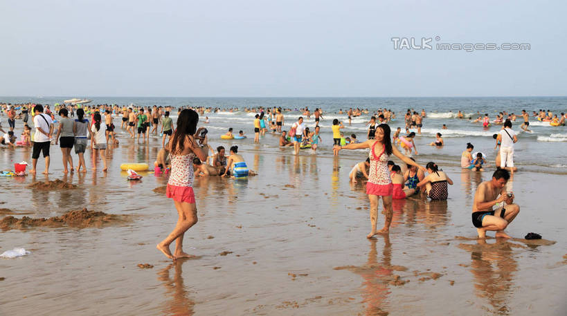 东方人,站,坐,横图,室外,白天,正面,度假,海浪,海洋,美景,沙滩,城市风光,城市,中国,亚洲,阴影,光线,沙子,影子,海岸,景观,浪花,沙地,许多人,黄种人,娱乐,山东,蓝色,蓝天,天空,阳光,海水,天,站着,一群人,享受,休闲,游玩,景色,放松,晴朗,浴场,海滨,海景,东亚,山东省,日照,万里无云,中华人民共和国,华东地区,鲁,日照市,顽耍,海滨浴场,男人,男性,年轻男性,年轻女性,女人,女性,亚洲人,大海,风浪,海,海水的波动,海滩,近岸浪,涌浪,晴空,晴空万里,玩耍,站立,坐着,半身,彩图,rzwdb1