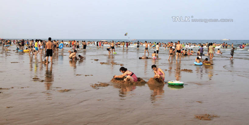 东方人,站,坐,横图,室外,白天,正面,度假,海浪,海洋,美景,沙滩,城市风光,城市,中国,亚洲,阴影,光线,沙子,影子,海岸,景观,浪花,沙地,许多人,黄种人,娱乐,山东,蓝色,蓝天,天空,阳光,海水,天,站着,一群人,享受,休闲,游玩,景色,放松,晴朗,浴场,海滨,海景,东亚,山东省,日照,万里无云,中华人民共和国,华东地区,鲁,日照市,顽耍,海滨浴场,男人,男性,年轻男性,年轻女性,女人,女性,亚洲人,大海,风浪,海,海水的波动,海滩,近岸浪,涌浪,晴空,晴空万里,玩耍,站立,坐着,半身,彩图,rzwdb1