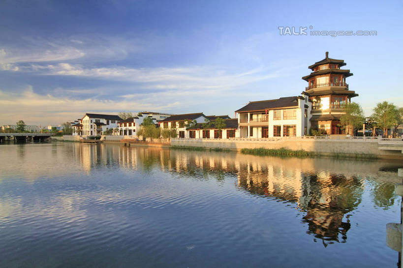 无人,公园,家,横图,室外,白天,正面,旅游,度假,河流,石头,美景,水,植物,中国,亚洲,阴影,波纹,光线,石子,影子,房屋,屋子,河水,景观,水流,云,云朵,公寓,桥,涟漪,云彩,娱乐,山东,石桥,洋房,楼房,拱桥,住宅,栈桥,树,树木,蓝色,绿色,白云,倒影,蓝天,水纹,天空,阳光,自然,波浪,天,享受,休闲,景色,放松,拱形,生长,晴朗,成长,人行桥,石拱桥,倒映,自然风光,东亚,山东省,日照,中华人民共和国,华东地区,水晕,鲁,日照市,反照,香河公园,石块,晴空,彩图,房子,rzwdb1