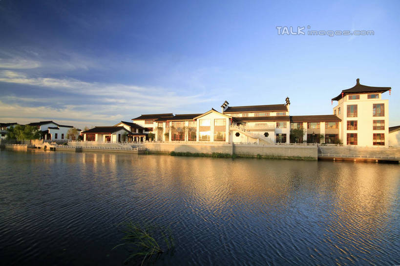 无人,公园,家,横图,室外,白天,正面,旅游,度假,河流,美景,水,植物,中国,亚洲,阴影,波纹,光线,影子,房屋,屋子,河水,景观,水流,云,云朵,公寓,涟漪,云彩,娱乐,山东,洋房,楼房,住宅,树,树木,蓝色,绿色,白云,倒影,蓝天,水纹,天空,阳光,自然,波浪,天,享受,休闲,景色,放松,生长,晴朗,成长,倒映,自然风光,东亚,山东省,日照,中华人民共和国,华东地区,水晕,鲁,日照市,反照,香河公园,晴空,彩图,房子,rzwdb1