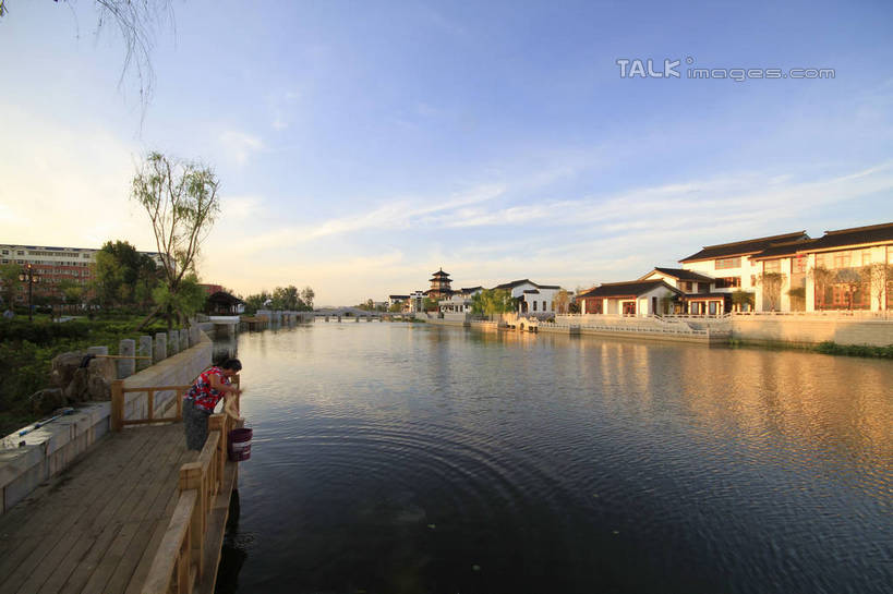 东方人,一个人,公园,家,站,横图,室外,白天,正面,旅游,度假,河流,石头,美景,水,植物,中国,亚洲,仅一个女性,仅一个人,握,阴影,波纹,服装,光线,石子,影子,房屋,屋子,河水,景观,水流,云,云朵,公寓,桥,涟漪,拿,云彩,拿着,注视,休闲装,黄种人,娱乐,山东,石桥,洋房,楼房,拱桥,住宅,栈桥,树,树木,衣服,蓝色,绿色,白云,倒影,蓝天,水纹,天空,阳光,自然,波浪,天,观察,看,站着,仅一个中年女性,享受,休闲,休闲服,景色,放松,握着,服饰,拱形,生长,晴朗,成长,观看,人行桥,石拱桥,察看,倒映,关注,自然风光,东亚,山东省,日照,中华人民共和国,华东地区,水晕,鲁,日照市,反照,香河公园,女人,女性,中年女性,亚洲人,石块,晴空,站立,彩图,全身,房子,rzwdb1