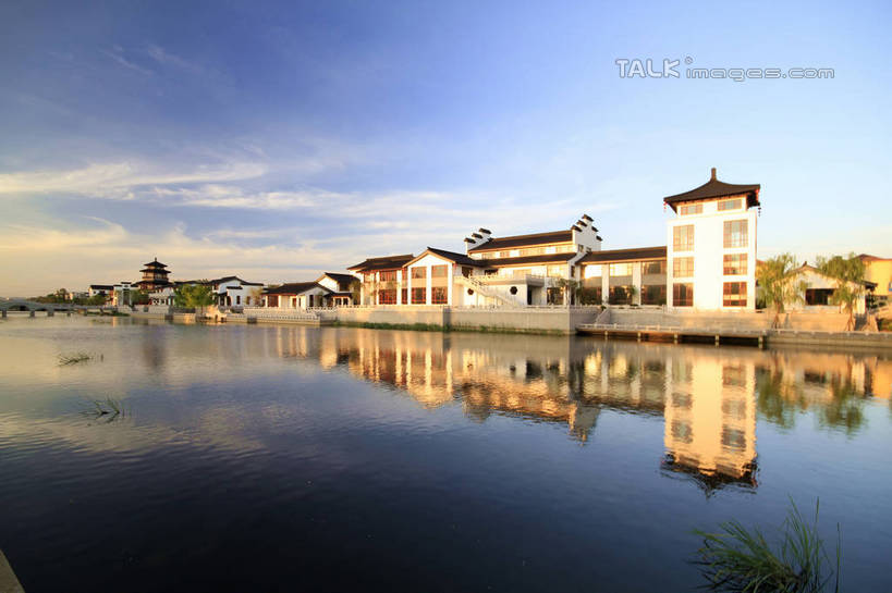 无人,公园,家,横图,室外,白天,正面,旅游,度假,河流,美景,水,植物,中国,亚洲,阴影,波纹,光线,影子,房屋,屋子,河水,景观,水流,云,云朵,公寓,涟漪,云彩,娱乐,山东,洋房,楼房,住宅,树,树木,蓝色,绿色,白云,倒影,蓝天,水纹,天空,阳光,自然,波浪,天,享受,休闲,景色,放松,生长,晴朗,成长,倒映,自然风光,东亚,山东省,日照,中华人民共和国,华东地区,水晕,鲁,日照市,反照,香河公园,晴空,彩图,房子,rzwdb1