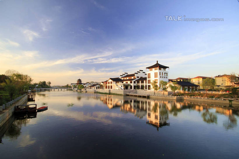 无人,公园,家,横图,室外,白天,正面,旅游,度假,河流,美景,水,植物,中国,亚洲,阴影,波纹,光线,影子,房屋,屋子,河水,景观,水流,云,云朵,公寓,涟漪,云彩,娱乐,山东,洋房,楼房,住宅,树,树木,蓝色,绿色,白云,倒影,蓝天,水纹,天空,阳光,自然,波浪,天,享受,休闲,景色,放松,生长,晴朗,成长,倒映,自然风光,东亚,山东省,日照,中华人民共和国,华东地区,水晕,鲁,日照市,反照,香河公园,晴空,彩图,房子,rzwdb1