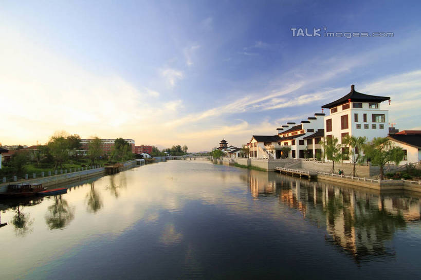 无人,公园,家,横图,室外,白天,正面,旅游,度假,河流,美景,水,植物,中国,亚洲,阴影,波纹,光线,影子,房屋,屋子,河水,景观,水流,云,云朵,公寓,涟漪,云彩,娱乐,山东,洋房,楼房,住宅,树,树木,蓝色,绿色,白云,倒影,蓝天,水纹,天空,阳光,自然,波浪,天,享受,休闲,景色,放松,生长,晴朗,成长,倒映,自然风光,东亚,山东省,日照,中华人民共和国,华东地区,水晕,鲁,日照市,反照,香河公园,晴空,彩图,房子,rzwdb1