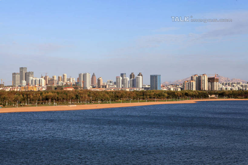 无人,家,高楼大厦,横图,全景,室外,白天,正面,度假,海浪,海洋,美景,天际线,植物,城市风光,城市,大厦,建筑,摩天大楼,中国,亚洲,阴影,光线,影子,房屋,屋子,景观,浪花,云,云朵,公寓,云彩,娱乐,山东,洋房,楼房,住宅,树,树木,蓝色,绿色,白云,蓝天,天空,阳光,自然,海水,楼宇,天,享受,休闲,景色,放松,生长,晴朗,成长,海景,东亚,山东省,日照,中华人民共和国,华东地区,鲁,日照市,大海,风浪,海,海水的波动,近岸浪,涌浪,晴空,彩图,房子,大楼,高层建筑,高楼,摩天楼,rzwdb1