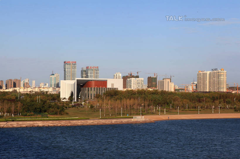 无人,家,高楼大厦,横图,室外,白天,正面,度假,海浪,海洋,美景,植物,城市风光,城市,大厦,建筑,摩天大楼,中国,亚洲,阴影,光线,影子,房屋,屋子,景观,浪花,云,云朵,公寓,云彩,娱乐,山东,洋房,楼房,住宅,树,树木,蓝色,绿色,白云,蓝天,天空,阳光,自然,海水,楼宇,天,享受,休闲,景色,放松,生长,晴朗,成长,海景,东亚,山东省,日照,中华人民共和国,华东地区,鲁,日照市,大海,风浪,海,海水的波动,近岸浪,涌浪,晴空,彩图,房子,大楼,高层建筑,高楼,摩天楼,rzwdb1