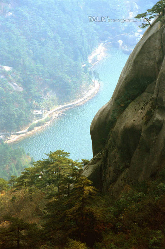 无人,竖图,俯视,室外,白天,旅游,度假,河流,石头,美景,山,山脉,水,植物,天柱山,中国,亚洲,石子,河水,景观,山峰,水流,山峦,娱乐,树,树木,绿色,自然,群山,享受,休闲,景色,放松,生长,成长,自然风光,东亚,安徽,安徽省,安庆,安庆市,中华人民共和国,华东地区,皖,石块,岩石,彩图,高角度拍摄,古皖国,潜山县,皖山,shcm1