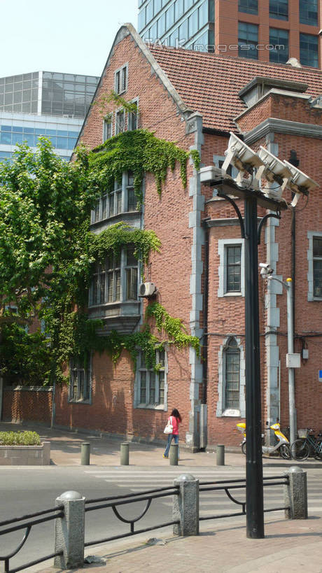 东方人,一个人,家,栏杆,站,竖图,室外,白天,正面,旅游,度假,美景,植物,城市风光,城市,道路,建筑,路,路灯,公路,照明,上海,中国,亚洲,仅一个年轻女性,仅一个女性,仅一个人,阴影,服装,光线,影子,房屋,屋子,景观,公寓,围栏,灯光,交通,休闲装,黄种人,娱乐,建设,洋房,护栏,楼房,住宅,灯,树,树木,衣服,绿色,阳光,自然,站着,享受,休闲,休闲服,景色,放松,服饰,生长,成长,照亮,申,照明设备,黄浦区,东亚,西藏路,汉口路,上海市,中华人民共和国,沪,华东地区,年轻女性,女人,女性,亚洲人,马路,站立,彩图,全身,房子,shcm1