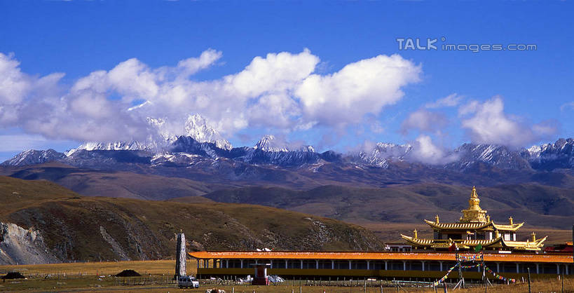 无人,寺庙,横图,室外,白天,正面,旅游,度假,草地,草坪,名胜古迹,山,雪,雪山,植物,大雪,标志建筑,地标,建筑,中国,亚洲,阴影,节日,遗迹,光线,影子,冰,积雪,山峰,雪景,云,云朵,冬季,冬天,山峦,燃烧,云彩,古迹,文化,文物,娱乐,建设,古建筑,草,树,树木,蓝色,绿色,白云,蓝天,天空,阳光,自然,香火,庙宇,天,祈祷,享受,休闲,健康,旅游胜地,放松,寒冷,许愿,宗教,信仰,四川省,生长,晴朗,成长,纪念,祈求,冰冷,古文明,东亚,四川,康定,丹巴,甘孜藏族自治州,康定县,塔公寺,道孚县,中华人民共和国,西南地区,严寒,川,丹巴县,甘孜,甘孜州,冰凉,酷寒,凛冽,凛凛,极冷,平安,晴空,彩图,庙,寺,道孚,塔公镇,雅拉神山,shcm1