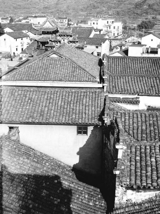 无人,家,竖图,俯视,黑白,室外,白天,旅游,度假,黄山,名胜古迹,标志建筑,地标,建筑,宏村,中国,亚洲,阴影,遗迹,光线,瓦片,影子,房屋,墙,屋顶,屋子,顶棚,瓦,古迹,文物,娱乐,建设,古建筑,楼房,墙壁,墙面,住宅,阳光,享受,休闲,旅游胜地,放松,建造,古文明,东亚,屋瓦,安徽,安徽省,黄山市,黟县,中华人民共和国,华东地区,皖,高角度拍摄,房子,shcm1