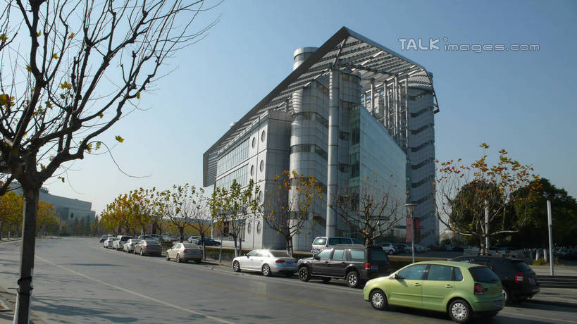 无人,竖图,室外,白天,仰视,旅游,度假,草地,草坪,植物,标志建筑,道路,地标,建筑,路,公路,汽车,上海,中国,亚洲,阴影,光线,影子,分界线,停车线,交通,娱乐,建设,车,草,树,树木,蓝色,绿色,蓝天,天空,阳光,自然,交通工具,轿车,天,享受,休闲,旅游胜地,放松,生长,晴朗,成长,车行道,车行道分界线,申,载具,标线,东亚,车行线,紫竹科学园,闵行区,上海市,万里无云,中华人民共和国,沪,华东地区,晴空,晴空万里,马路,彩图,低角度拍摄,shcm1