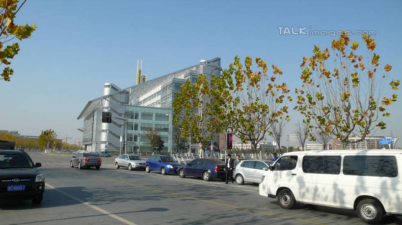 无人,竖图,室外,白天,仰视,旅游,度假,草地,草坪,植物,标志建筑,道路,地标,建筑,路,公路,汽车,上海,中国,亚洲,阴影,光线,影子,分界线,停车线,交通,娱乐,建设,车,草,树,树木,蓝色,绿色,蓝天,天空,阳光,自然,交通工具,轿车,天,享受,休闲,旅游胜地,放松,生长,晴朗,成长,车行道,车行道分界线,申,载具,标线,东亚,车行线,紫竹科学园,闵行区,上海市,万里无云,中华人民共和国,沪,华东地区,晴空,晴空万里,马路,彩图,低角度拍摄,shcm1