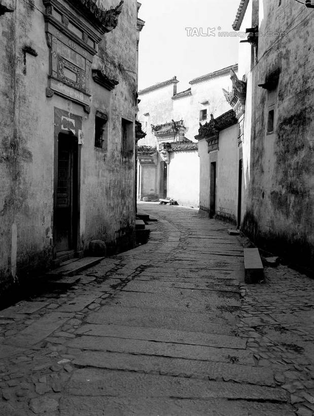 无人,家,横图,黑白,室外,白天,正面,旅游,度假,黄山,名胜古迹,标志建筑,道路,地标,建筑,路,宏村,中国,亚洲,遗迹,房屋,墙,屋子,小路,交通,古迹,文物,娱乐,建设,古建筑,楼房,墙壁,墙面,住宅,天空,天,享受,休闲,旅游胜地,放松,古文明,东亚,安徽,安徽省,黄山市,黟县,中华人民共和国,华东地区,皖,房子,shcm1