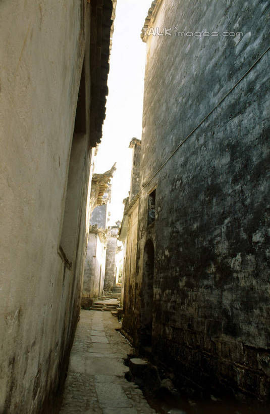 无人,家,横图,室外,白天,正面,旅游,度假,黄山,名胜古迹,标志建筑,道路,地标,建筑,路,宏村,中国,亚洲,遗迹,房屋,墙,屋子,小路,交通,古迹,文物,娱乐,建设,古建筑,楼房,墙壁,墙面,住宅,享受,休闲,旅游胜地,放松,古文明,东亚,安徽,安徽省,黄山市,黟县,中华人民共和国,华东地区,皖,彩图,房子,shcm1