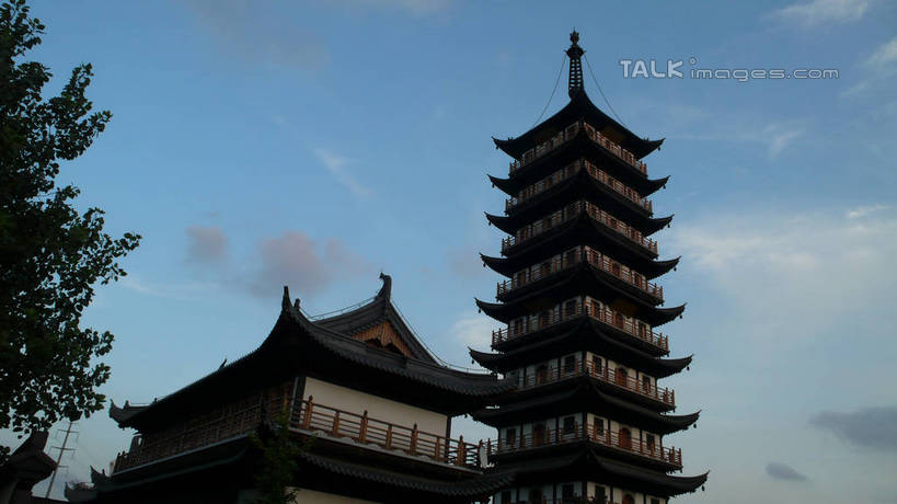 无人,寺庙,竖图,室外,白天,仰视,旅游,度假,名胜古迹,植物,标志建筑,地标,建筑,上海,中国,亚洲,阴影,节日,遗迹,光线,影子,云,云朵,塔,燃烧,云彩,古迹,文化,文物,娱乐,建设,古建筑,宝塔,佛塔,树,树木,真如寺,蓝色,绿色,白云,蓝天,天空,阳光,自然,香火,庙宇,天,祈祷,享受,休闲,健康,旅游胜地,放松,许愿,宗教,信仰,生长,晴朗,成长,纪念,祈求,申,古文明,东亚,普陀区,上海市,中华人民共和国,沪,华东地区,浮图,浮屠,平安,晴空,彩图,低角度拍摄,庙,寺,塔婆,浮图塔,浮头,佛图,真如镇,shcm1