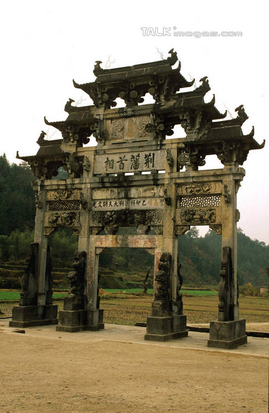 无人,竖图,室外,白天,正面,旅游,度假,黄山,石头,名胜古迹,植物,标志建筑,地标,建筑,西递,中国,亚洲,遗迹,石子,牌坊,牌楼,古迹,文化,文物,娱乐,建设,古建筑,废墟,树,树木,绿色,天空,自然,天,享受,休闲,旅游胜地,放松,生长,成长,纪念,祭祀,表彰,荣誉,古文明,东亚,安徽,安徽省,黄山市,黟县,中华人民共和国,华东地区,荣耀,皖,西递村,石块,岩石,彩图,传统文化,shcm1