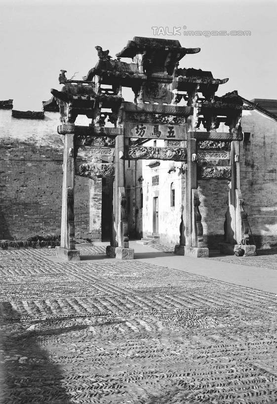 无人,横图,黑白,室外,白天,正面,旅游,度假,黄山,石头,名胜古迹,标志建筑,地标,建筑,西递,中国,亚洲,阴影,遗迹,光线,石子,影子,牌坊,牌楼,古迹,文化,文物,娱乐,建设,古建筑,废墟,天空,阳光,天,享受,休闲,旅游胜地,放松,纪念,祭祀,表彰,荣誉,古文明,东亚,安徽,安徽省,黄山市,黟县,中华人民共和国,华东地区,荣耀,皖,西递村,石块,岩石,传统文化,shcm1