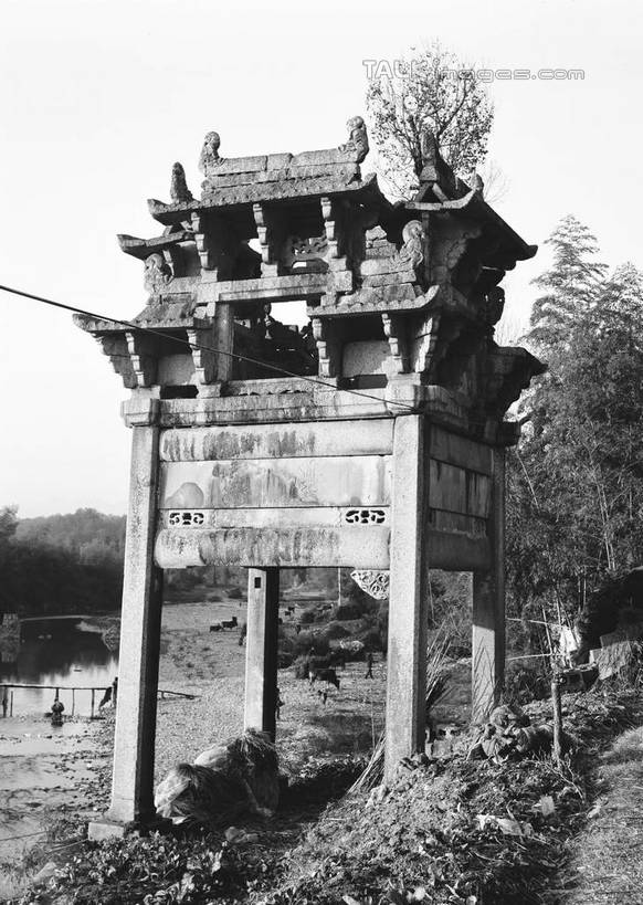 无人,竖图,黑白,室外,白天,正面,旅游,度假,黄山,石头,名胜古迹,植物,标志建筑,地标,建筑,中国,亚洲,遗迹,石子,牌坊,牌楼,古迹,文化,文物,娱乐,建设,古建筑,废墟,树,树木,天空,自然,天,享受,休闲,旅游胜地,放松,生长,成长,纪念,祭祀,表彰,荣誉,古文明,东亚,安徽,安徽省,黄山市,歙县,许村,中华人民共和国,华东地区,荣耀,皖,石块,岩石,传统文化,shcm1