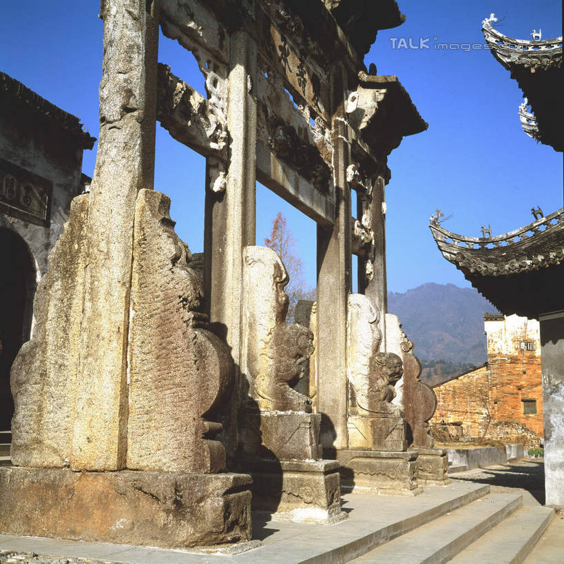 无人,家,横图,室外,白天,仰视,旅游,度假,黄山,石头,名胜古迹,标志建筑,地标,建筑,中国,亚洲,阴影,遗迹,光线,石子,瓦片,影子,房屋,屋顶,屋子,牌坊,牌楼,顶棚,瓦,古迹,文化,文物,娱乐,建设,古建筑,楼房,废墟,住宅,蓝色,蓝天,天空,阳光,天,享受,休闲,旅游胜地,放松,建造,晴朗,纪念,祭祀,表彰,荣誉,古文明,东亚,屋瓦,安徽,安徽省,黄山市,歙县,许村,万里无云,中华人民共和国,华东地区,荣耀,皖,石块,岩石,晴空,晴空万里,彩图,低角度拍摄,房子,传统文化,shcm1