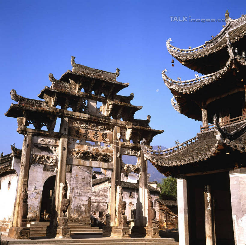 无人,家,竖图,室外,白天,仰视,旅游,度假,黄山,石头,名胜古迹,植物,标志建筑,地标,建筑,中国,亚洲,阴影,遗迹,光线,石子,瓦片,影子,房屋,屋顶,屋子,牌坊,牌楼,顶棚,瓦,古迹,文化,文物,娱乐,建设,古建筑,楼房,废墟,住宅,树,树木,蓝色,绿色,蓝天,天空,阳光,自然,天,享受,休闲,旅游胜地,放松,建造,生长,晴朗,成长,纪念,祭祀,表彰,荣誉,古文明,东亚,屋瓦,安徽,安徽省,黄山市,歙县,许村,万里无云,中华人民共和国,华东地区,荣耀,皖,石块,岩石,晴空,晴空万里,彩图,低角度拍摄,房子,传统文化,shcm1