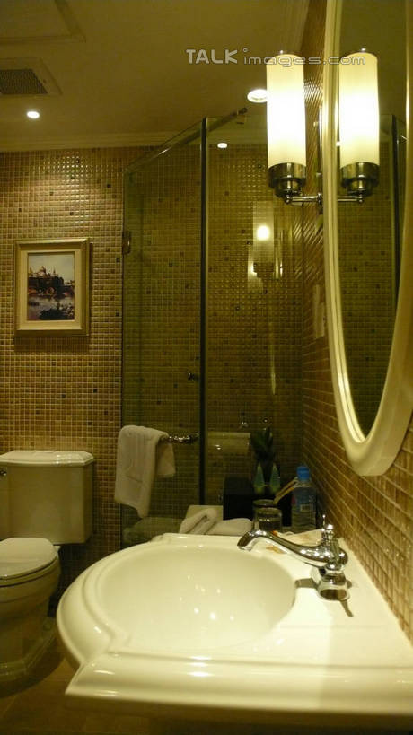 无人,竖图,室内,白天,正面,旅游,度假,镜子,生活用品,卫生间,浴室,标志建筑,地标,建筑,酒店,照明,上海,中国,亚洲,阴影,光线,壁灯,纺织物,水槽,水龙头,影子,马桶,墙,灯光,娱乐,建设,水斗,开关,墙壁,墙面,灯,灯具,毛巾,打开,清洁,享受,休闲,旅游胜地,放松,座便器,泰晤士小镇,抽水马桶,保暖,照亮,申,阀门,镜像,开启,镜面,照明设备,卫浴,透气,东亚,防水,上海立诗顿酒店,松江区,上海市,松江新城,中华人民共和国,沪,华东地区,子孙桶,水咀,储水,耐磨,吸水,淋浴房,彩图,冲凉房,沐浴间,沐浴室,旅店,shcm1