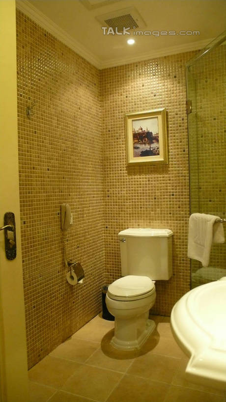 无人,竖图,室内,白天,正面,旅游,度假,生活用品,卫生间,浴室,标志建筑,地标,建筑,酒店,照明,上海,中国,亚洲,阴影,光线,纺织物,影子,马桶,墙,灯光,娱乐,建设,顶灯,墙壁,墙面,灯,灯具,毛巾,清洁,享受,休闲,旅游胜地,放松,座便器,泰晤士小镇,抽水马桶,保暖,照亮,申,照明设备,卫浴,透气,东亚,防水,上海立诗顿酒店,松江区,上海市,松江新城,中华人民共和国,沪,华东地区,子孙桶,储水,耐磨,吸水,淋浴房,彩图,冲凉房,沐浴间,沐浴室,旅店,shcm1