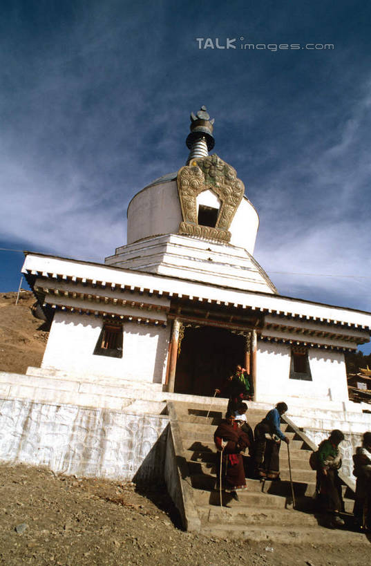 东方人,四个人,家,栏杆,站,竖图,室外,白天,仰视,旅游,度假,名胜古迹,楼梯,标志建筑,地标,建筑,中国,亚洲,阴影,服装,遗迹,光线,扶手,影子,房屋,阶梯,墙,屋子,云,云朵,云彩,休闲装,黄种人,古迹,文物,娱乐,建设,古建筑,护栏,楼房,墙壁,墙面,台阶,住宅,衣服,蓝色,白云,蓝天,天空,阳光,天,站着,享受,休闲,休闲服,旅游胜地,放松,服饰,晴朗,古文明,东亚,甘肃,甘肃省,碌曲县,郎木寺,郎木寺镇,中华人民共和国,西北地区,甘,郎木寺乡,男人,男性,年轻男性,亚洲人,晴空,站立,半身,彩图,低角度拍摄,房子,shcm1