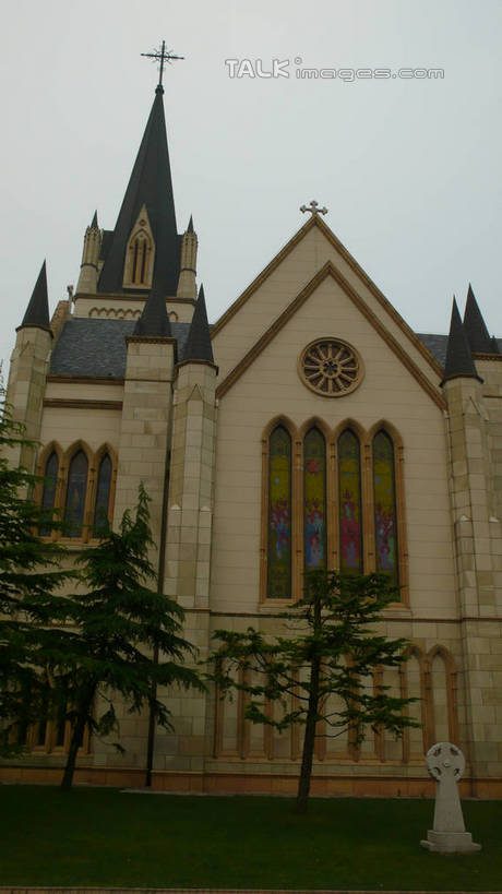 无人,竖图,室外,白天,仰视,旅游,度假,草地,草坪,植物,窗户,标志建筑,地标,建筑,酒店,上海,中国,亚洲,十字架,墙,娱乐,建设,玻璃窗,墙壁,墙面,草,树,树木,绿色,天空,自然,天,享受,休闲,旅游胜地,放松,泰晤士小镇,生长,成长,申,东亚,上海立诗顿酒店,松江区,上海市,松江新城,中华人民共和国,沪,华东地区,彩图,低角度拍摄,旅店,shcm1